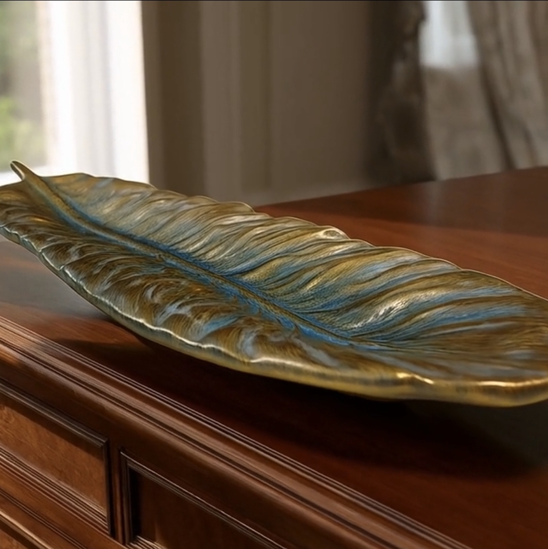 Folha decorativa em marfinite com acabamento dourado e azul utilizada como porta-joias