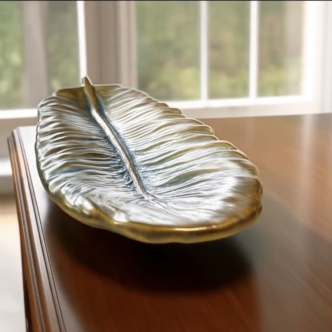 Folha Decorativa em Marfinite Pintada à Mão – Porta-Joias Elegante Folha decorativa em marfinite com acabamento dourado e azul utilizada como porta-joias