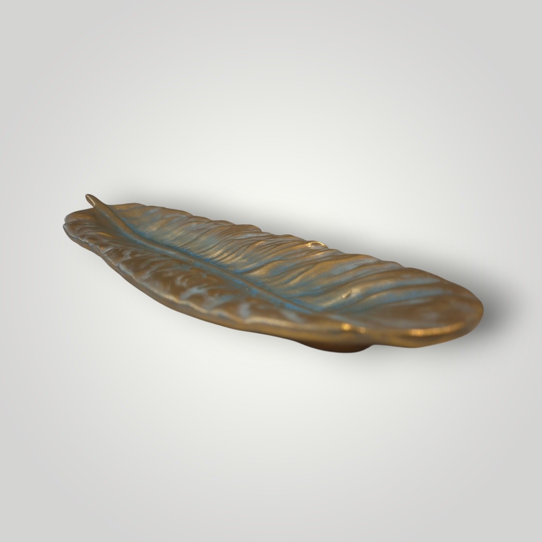 Folha Decorativa em Marfinite Pintada à Mão – Porta-Joias Elegante Folha decorativa em marfinite com acabamento dourado e azul utilizada como porta-joias